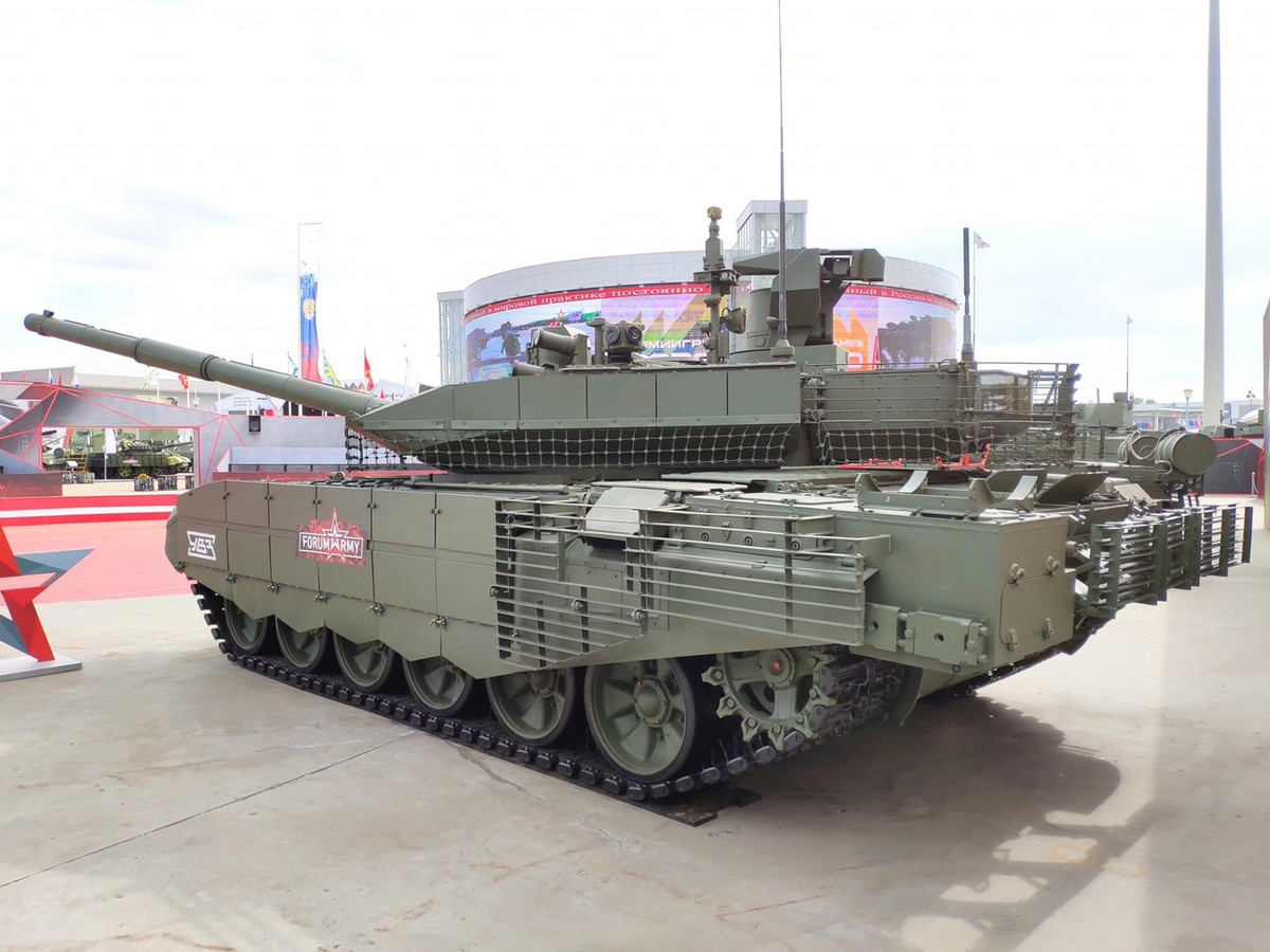 Đặc biệt về hệ thống bảo vệ xe, T-90M sử dụng loại giáp phản ứng nổ Relikt (ERA) thế hệ thứ ba có khả năng bảo vệ vượt trội hơn giáp Kontakt-5 trên các dòng T-90 trước. Các tấm giáp này được thiết kế theo dạng Moldun gíup xe có thể nhanh chóng thay thế trên chiến trường. Ngoài ra, hai bên hông xe cũng được trang bị giáp phản ứng nổ kết hợp giáp lồng chống đạn RPG ở các vùng như ống xả xe, hệ thống động cơ chính ở phía sau và phía sau tháp pháo. Ảnh: Cận cảnh hệ thống bảo vệ của xe tăng T-90M