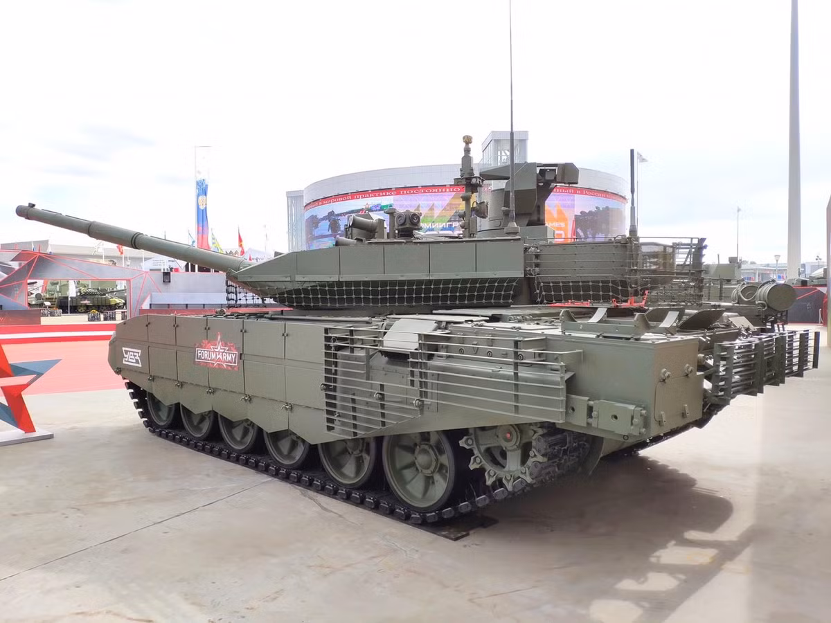 Đặc biệt về hệ thống bảo vệ xe, T-90M sử dụng loại giáp phản ứng nổ Relikt (ERA) thế hệ thứ ba có khả năng bảo vệ vượt trội hơn giáp Kontakt-5 trên các dòng T-90 trước. Các tấm giáp này được thiết kế theo dạng Moldun gíup xe có thể nhanh chóng thay thế trên chiến trường. Ngoài ra, hai bên hông xe cũng được trang bị giáp phản ứng nổ kết hợp giáp lồng chống đạn RPG ở các vùng như ống xả xe, hệ thống động cơ chính ở phía sau và phía sau tháp pháo. Ảnh: Cận cảnh hệ thống bảo vệ của xe tăng T-90M