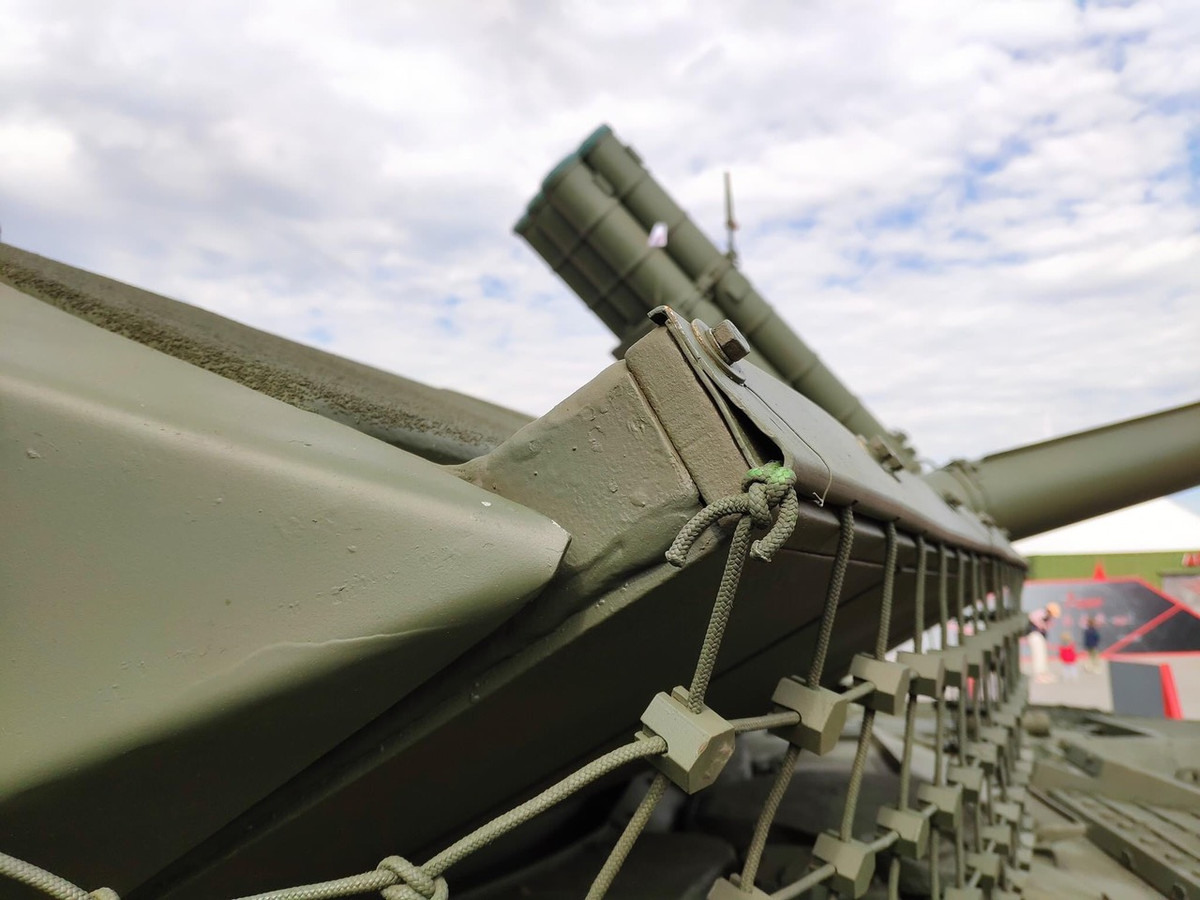 Về vị trí bố trí của kíp lái, T-90M vẫn giữ nguyên giống như trên dòng T-90 với thành phần 3 người, lái xe ngồi ở giữa, phía dưới pháo chính, trưởng xe sẽ ngồi ở bên phải tháp pháo có nhiệm vụ chỉ huy và quan sát toàn cảnh, đồng thời điều khiển Moldun súng máy 12.7mm, pháo thủ ngồi ở bên trái tháp pháo có nhiệm vụ ngắm bắn và tác xạ pháo chính 125mm cùng súng máy đồng trục 7.2mm. Ảnh: Giáp lưới trên xe tăng T-90M.