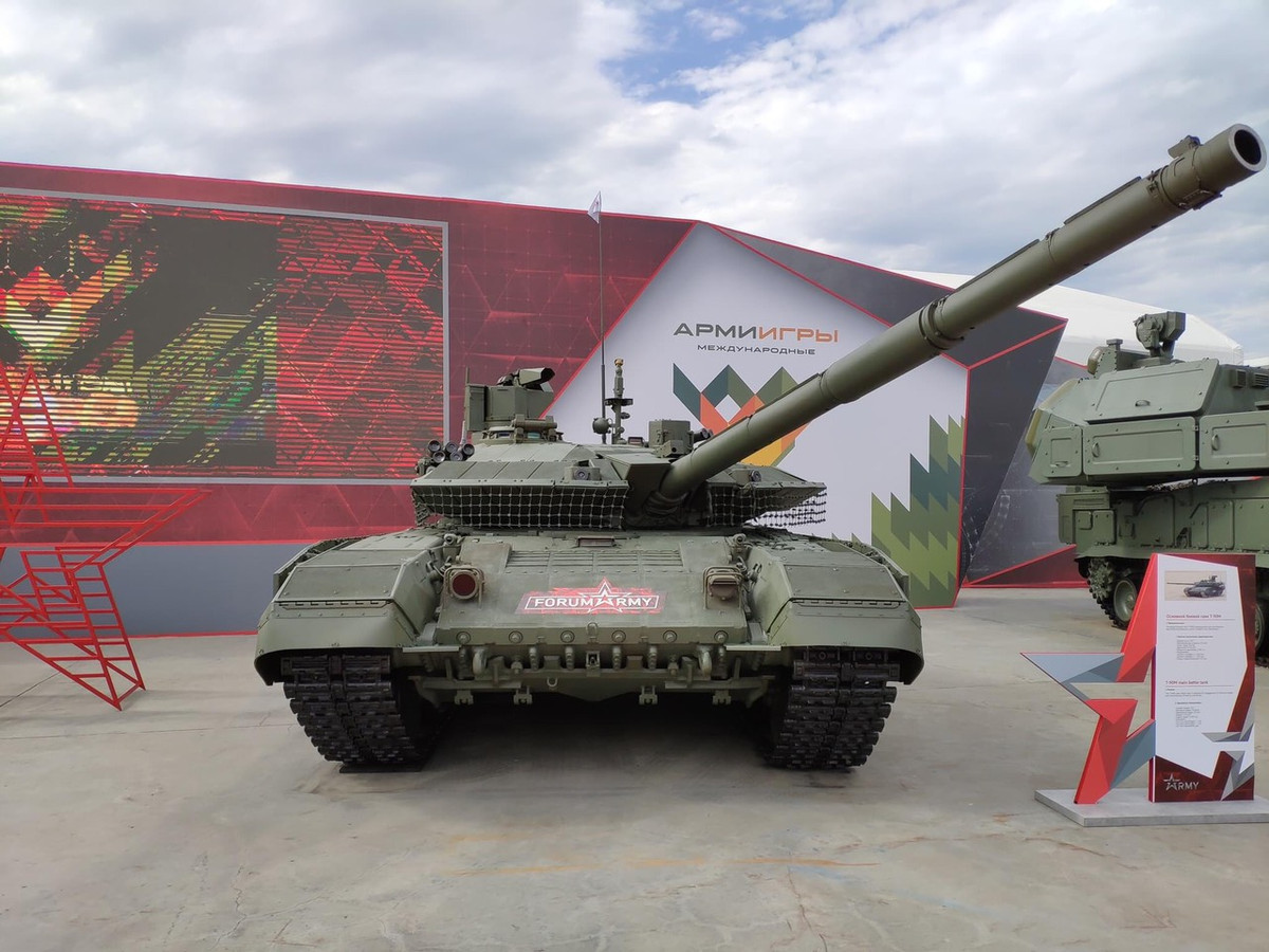 T-90M Proryv-3 Mod 2017 là một biến thể nâng cấp sâu của từ cơ sở xe tăng chiến đấu chủ lực (MBT) T-90MS xuất khẩu. Nó được cải tiến đáng kể về khả năng bảo vệ của xe, độ cơ động cũng như hệ thống hỏa lực. Xe đã được quân đội Nga thử nghiệm trong cuộc diễn tập Zapad-2017 được tổ chức vào tháng 9/2017. Ảnh: T-90M nhìn từ đối diện.