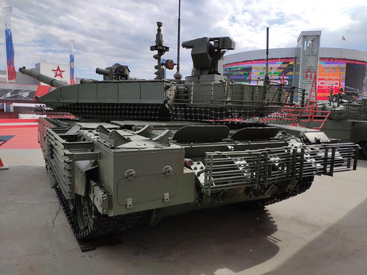 Và cuối cùng, một cải tiến không kém phần quan trọng trên T-90M đó chính là động cơ điện phụ trợ APU, giúp xe có thể hoạt động các hệ thống bên trong một cách bình thường mà không cần bật động cơ chính, tiết kiệm đáng kể nhiên liệu tiêu tốn, cũng như tránh bộc lộ tối đa tín hiệu nhiệt, vô cùng phù hợp trong nhiệm vụ ẩn mình săn mồi. Ảnh: Cận cảnh động cơ APU trên xe tăng T-90M.