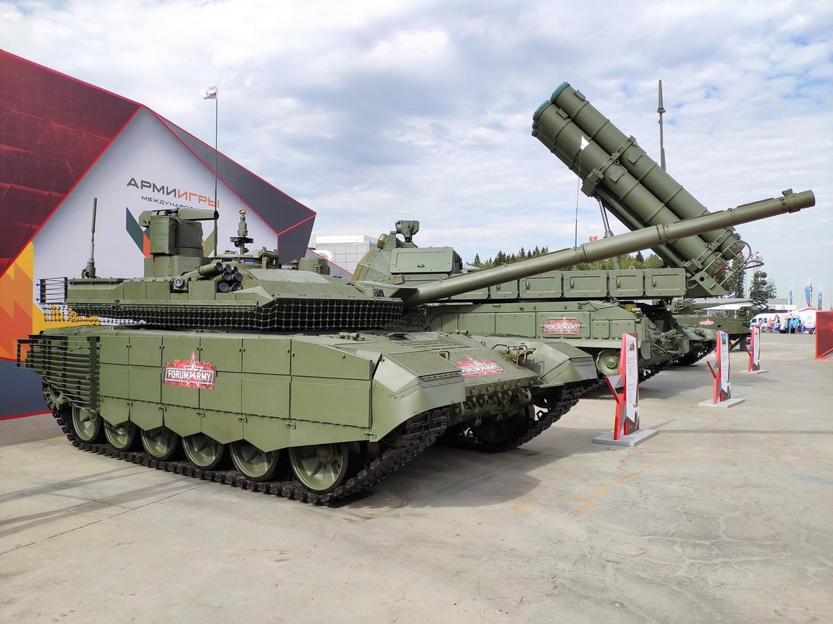 Ngoài ra, trên nóc tháp pháo còn được bố trí một cụm súng máy hạng nặng NSVT/KORD cỡ nòng 12.7mm điều khiển từ xe, kết hợp với kính ngắm toàn cảnh trưởng xe đặt ở phía bên cho phải phép xe tăng có một tầm nhìn vô cùng bao quát, vượt trội hơn hẳn so với các dòng T-90 trước vốn còn nhiều điểm mù. Ảnh: Cụm súng máy kết hợp kính ngắm toàn cảnh trên xe tăng T-90M.