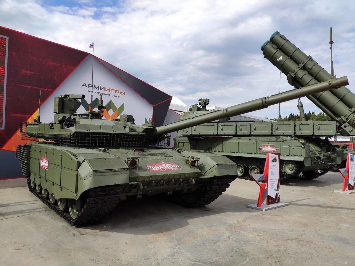 Những cải tiến trên chiếc xe tăng chính là những kinh nghiệm chiến đấu thực tế được đúc rút từ quá trình thực chiến của những chiếc T-90A trên chiến trường Syria. Theo hãng thông tấn TASS của Nga, quân đội nước này có thể đặt hàng đến 400 chiếc T-90M từ nhà máy UVZ và trong tháng 4/2020 vừa qua, những chiếc T-90M đầu tiên đã được đưa vào biên chế cho Tập đoàn quân xe tăng Cận vệ 1 thuộc Quân khu phía tây của Nga. Ảnh: T-90M tại Army 2020 .