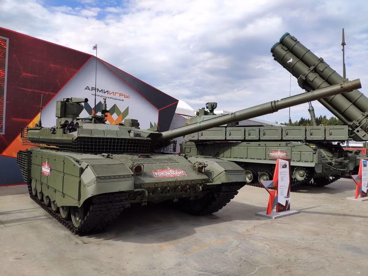 Những cải tiến trên chiếc xe tăng chính là những kinh nghiệm chiến đấu thực tế được đúc rút từ quá trình thực chiến của những chiếc T-90A trên chiến trường Syria. Theo hãng thông tấn TASS của Nga, quân đội nước này có thể đặt hàng đến 400 chiếc T-90M từ nhà máy UVZ và trong tháng 4/2020 vừa qua, những chiếc T-90M đầu tiên đã được đưa vào biên chế cho Tập đoàn quân xe tăng Cận vệ 1 thuộc Quân khu phía tây của Nga. Ảnh: T-90M tại Army 2020 .