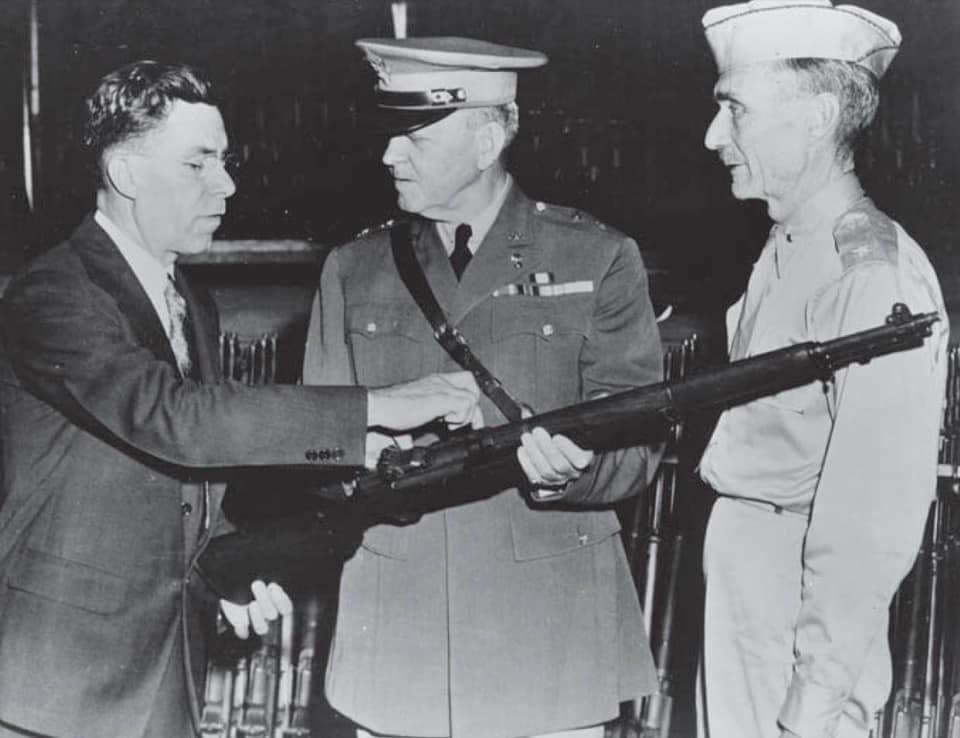 Trong thế chiến 2, lính Mỹ được trang bị M1 Garand có thể bắn liên tục 8 viên, kể cả khi đang di chuyển. Khả năng tạo ra hỏa lực vượt trội ở cấp đơn vị nhỏ, vì vậy đã mang lại cho lính Mỹ một lợi thế và một động lực tâm lý trong chiến đấu so với lính Nhật và Đức. Ảnh: John Garand đang giới thiệu súng cho tướng Charles Wesson và Gilbert Stewart - Nguồn: Wikipedia.