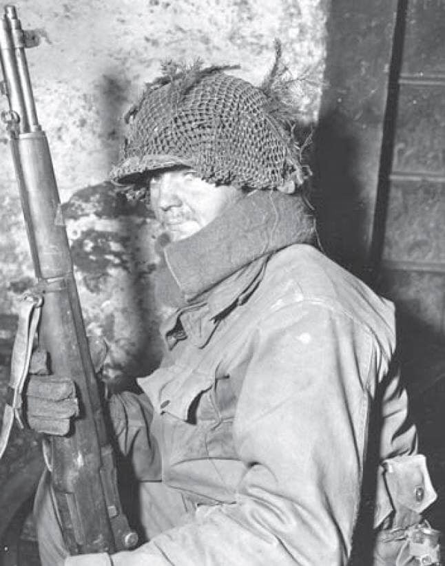 M1 Garand là một khẩu súng trường bán tự động, sử dụng lên đạn kiểu trích khí hành trình dài (sau này được áp dụng cho khóa nòng của khẩu AK-47). Khẩu M1 đã khắc phục được những điểm yếu của các mẫu súng trường cổ điển đó là phải lên đạn lại sau mỗi phát bắn. Ảnh: Lính Mỹ với khẩu M1 Garand tại chiến trường châu Âu năm 1945 - Nguồn: Wikipedia.