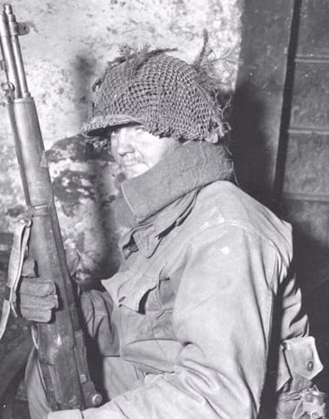 M1 Garand là một khẩu súng trường bán tự động, sử dụng lên đạn kiểu trích khí hành trình dài (sau này được áp dụng cho khóa nòng của khẩu AK-47). Khẩu M1 đã khắc phục được những điểm yếu của các mẫu súng trường cổ điển đó là phải lên đạn lại sau mỗi phát bắn. Ảnh: Lính Mỹ với khẩu M1 Garand tại chiến trường châu Âu năm 1945 - Nguồn: Wikipedia.