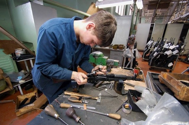 Không giống như các loại vũ khí hoàn toàn tự động khác vào thời đó, AK-47 tháo lắp và sử dụng rất đơn giản. Súng được chế tạo bằng công nghệ dập nguội là chủ yếu, nên được sản xuất “chui” ở nhiều quốc gia. Ảnh: Một công xưởng chế tạo súng AK-47 tại Nga - Nguồn: Wikipedia.