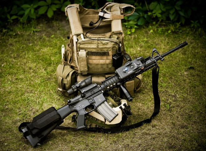 Ưu điểm của khẩu M16 đó là tốc độ bắn nhanh đến 750 phát/phút và sơ tốc đạn lên tới 960m/giây. Từ khi ra đời đến nay, M16 trải qua 4 lần nâng cấp và phiên bản nâng cấp mới nhất là M16A4 và M4A1 carbine vẫn được phục vụ trong lực lượng Lục quân và Thủy quân lục chiến Mỹ cũng như quân đội nhiều quốc gia khác. Ảnh: M16A4 là phiên bản nâng cấp mới nhất của M-16. Nguồn: Wikipedia.