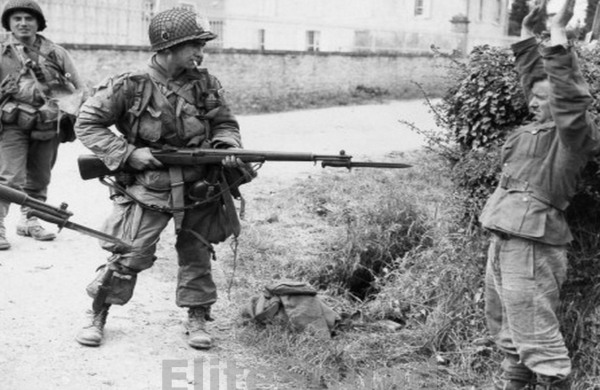 Dù Mỹ ban đầu đã có ý định phát triển mũ trận bằng vật liệu chống phản chiếu đắt tiền, nhưng nó lại không mang lại hiệu quả cao. Khi nó bị ma sát và trầy xước, lớp chống phản chiếu bên ngoài bị ăn mòn và mũ vẫn bị chiếu sáng bởi ánh nắng mặt trời như thường. Khi bị khúc xạ ánh sáng tác động, người lính bị lộ vị trí và đối phương sẽ nhanh chóng kết liễu anh ta. Ảnh: Binh sĩ Mỹ bắt một lính Đức đầu hàng trong thế chiến II.