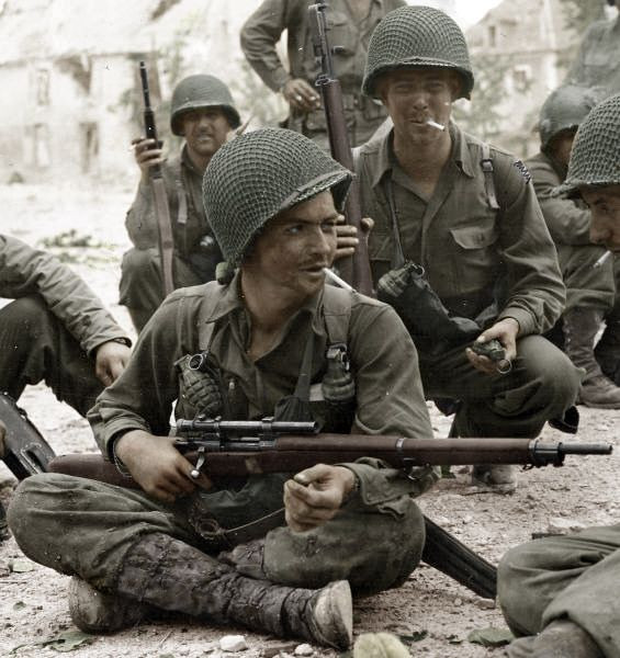 Ngoài ra, lưới trùm bên ngoài mũ sắt còn giúp mũ giảm đáng kể khả năng phản chiếu ánh sáng bởi mũ được làm từ sắt, khi bị đèn chiếu qua trong đêm hay các tia nắng bên ngày làm lộ vị trí của người lính. Dù cho quân đội Mỹ đã nghiên cứu phát triển loại mũ trận bằng vật liệu đặc biệt để không bị phản chiếu ánh sáng, tuy nhiên do chi phí quá đắt đỏ, việc dùng lưới trùm bên ngoài mũ sắt bình thường là phương án rẻ tiền hơn rất nhiều và mang lại hiệu quả cao. Ảnh: Một tiểu đội lính Mỹ nghỉ ngơi trên chiến trường Châu Âu trong thế chiến II.