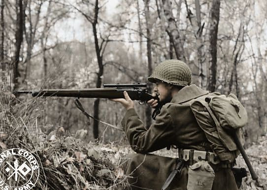  Mũ sắt M1 bọc lưới đóng vai trò ngụy trang với thiên nhiên xung quanh, được xem như tương đồng với các loại quân phục họa tiết ngụy trang (dù trong thời điểm đó loại quân phục này chưa được phổ biến). Việc này giúp cho các binh sĩ đặc nhiệm có thể ẩn nấp tốt hơn, lưới trùm sẽ được làm sao cho hòa hợp với màu sắc thiên nhiên xung quanh, làm giảm khả năng phát hiện của kẻ thù. Ảnh: Lính bắn tỉa Mỹ trong thế chiến II với chiếc mũ M1 bọc lưới.