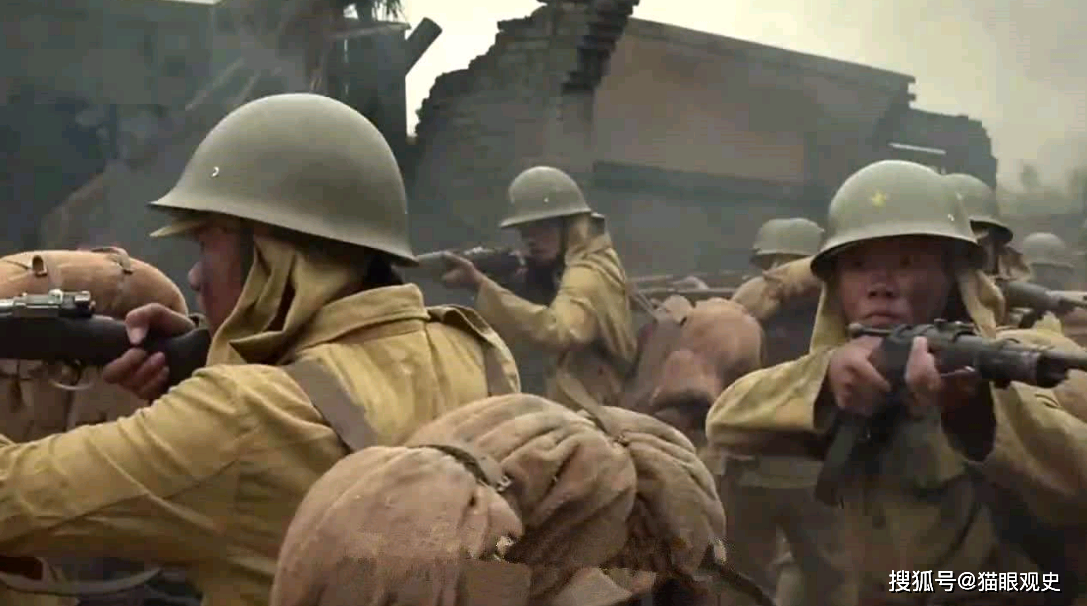 Trong khi đó, lính Phát xít Nhật trong thế chiến II hầu hết lại đội mũ sắt với một mảnh vải quanh tai và gáy. Mặc dù nó có tác dụng lau mồ hôi bất cứ lúc nào cũng như chống muỗi hiệu quả, nhưng nó lại không hề có tính ngụy trang và đôi khi còn làm cản trở tầm nhìn của binh sĩ. Ảnh: Lính Nhật trong một bộ phim do Trung Quốc sản xuất.