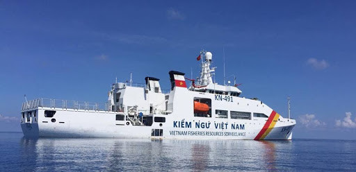 Không thể không nhắc tới các tàu tuần tra đa năng cỡ lớn hiện đại nhất của Kiểm ngư Việt Nam hiện nay - lớp KN-2011. KN-2011 là phiên bản nâng cấp cải tiến từ thiết kế tàu DN-2000 của hãng Damen trang bị cho Cảnh sát biển Việt Nam. Tàu có một số khác biệt như thiết kế ống khói, bổ sung hangar trực thăng và thiết kế mũi tàu kiểu lưỡi rìu đặc trưng, giúp tàu rẽ sóng tốt hơn khi đi biển. Ảnh: Tàu KN-491 lớp KN-2011 của Chi đội Kiểm ngư số 4.