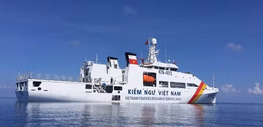 Không thể không nhắc tới các tàu tuần tra đa năng cỡ lớn hiện đại nhất của Kiểm ngư Việt Nam hiện nay - lớp KN-2011. KN-2011 là phiên bản nâng cấp cải tiến từ thiết kế tàu DN-2000 của hãng Damen trang bị cho Cảnh sát biển Việt Nam. Tàu có một số khác biệt như thiết kế ống khói, bổ sung hangar trực thăng và thiết kế mũi tàu kiểu lưỡi rìu đặc trưng, giúp tàu rẽ sóng tốt hơn khi đi biển. Ảnh: Tàu KN-491 lớp KN-2011 của Chi đội Kiểm ngư số 4.