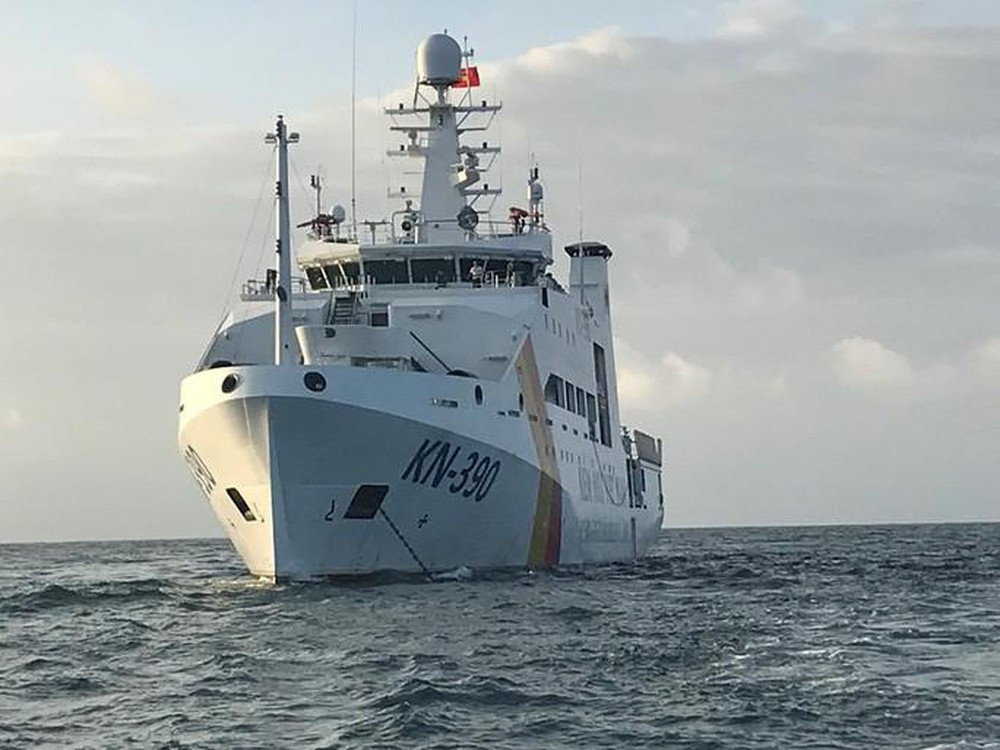 Tàu có lượng giãn nước đầy tải 2.200 tấn, dài 90.5m, rộng 14m, với 4 máy chính cho phép nó có thể đạt vận tốc tối đa 21 hải lý/h, tầm hoạt động 5.000 hải lý và có sàn đáp cùng nhà chứa máy bay trực thăng. Tàu được thiết kế hiện đại với khả năng tự động hóa cao, thủy thủ đoàn chỉ 30 người và có thể tiếp nhận thêm 120 người. Vì là tàu của lực lượng dân sự nên KN-2011 chỉ được trang bị 2 vòi rồng công suất cao có khả năng phun xe 150 - 200m. Ảnh: Tàu KN-390 lớp KN-2011 của Chi đội Kiểm ngư số 3.
