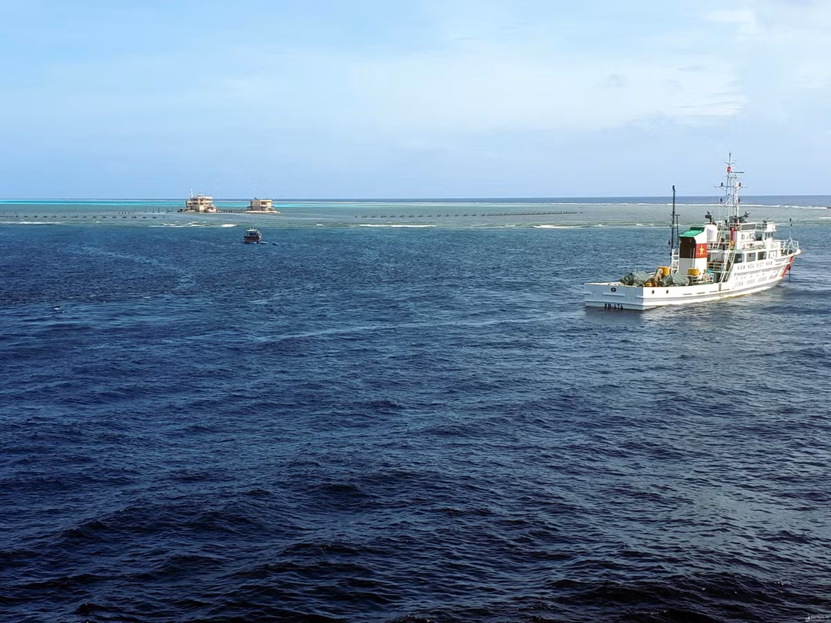 Về vũ khí trang bị, tàu có 2 súng máy 12.7mm và một tháp súng máy 14.5mm điều khiển từ xa (Số lượng ít tàu có), 2 vòi rồng công suất lớn, hệ thống phát thanh cao tần LRAD (vũ khí phi sát thương), hệ thống liên lạc vệ tinh, camera toàn cảnh, radar hàng hải,… và các thiết bị cứu hộ cứu nạn tiên tiến. Ảnh: Tàu tuần tra KN-750 của Chi đội Kiểm ngư số 4 tuần tra tại đảo Trường Sa.