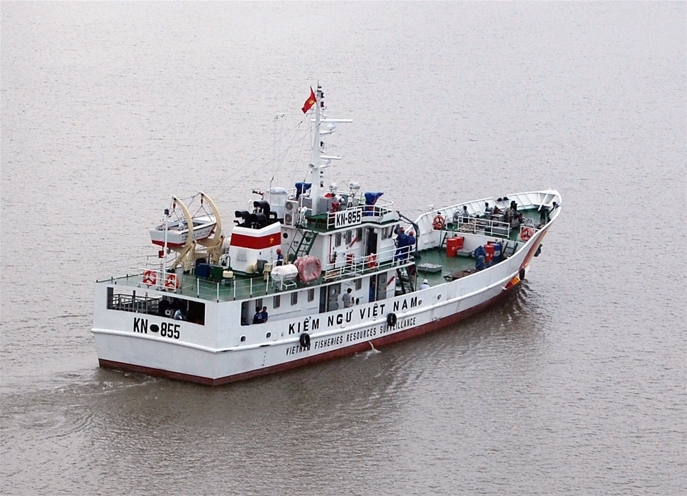 Tàu có chiều dài 40.3m, rộng 7.8m, mớn nước 3.75m, tốc độ tối đa 18 hải lý/h với 3 máy chính. Vũ trang của tàu là 2 súng máy 12.7mm NSV đặt ở trên nóc carbin và hai vòi rồng công suất cao dùng để chữa cháy trên biển hoặc uy hiếp tàu tình nghi cùng hệ thống liên lạc vệ tinh, trinh sát, thông tin điện tử hiện đại, đáp ứng tốt yêu cầu kết nối thông suốt, nhận nhiệm vụ nhanh chóng, kịp thời. Ảnh: Tàu TK-1482C trong một chuyến đi biển.