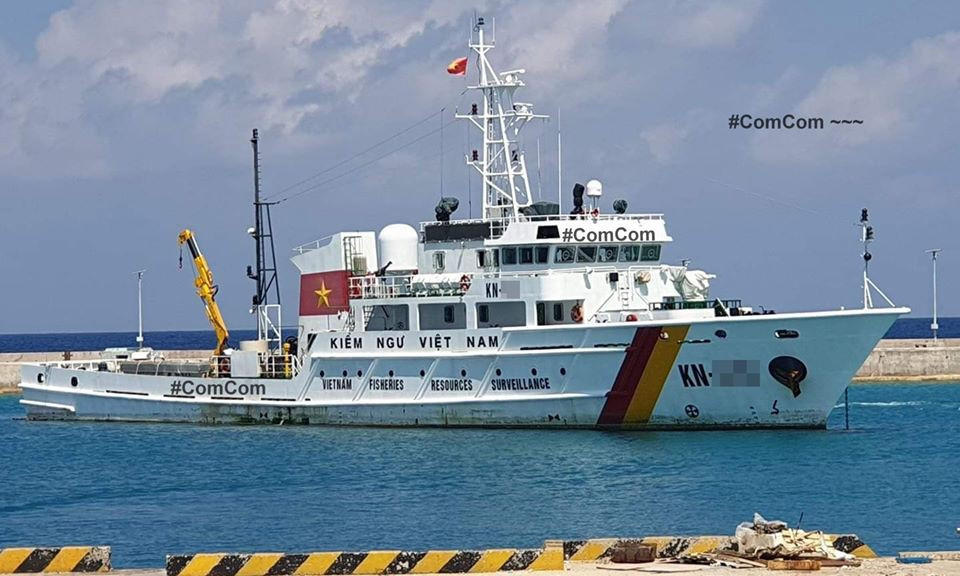 Cũng chiếm số lượng đông đảo và là trụ cột chính của Kiểm ngư Việt Nam hiện nay, có khả năng bám biển dài ngày cũng như thiết kế hiện đại đó là các tàu KN-750. Tàu cũng được đóng mới số lượng lớn tại nhiều nhà máy đóng tàu trong nước với số lượng 50 chiếc. Ảnh: Tàu tuần tra KN-750 của Kiểm ngư Việt Nam tại âu tàu trên đảo Trường Sa.