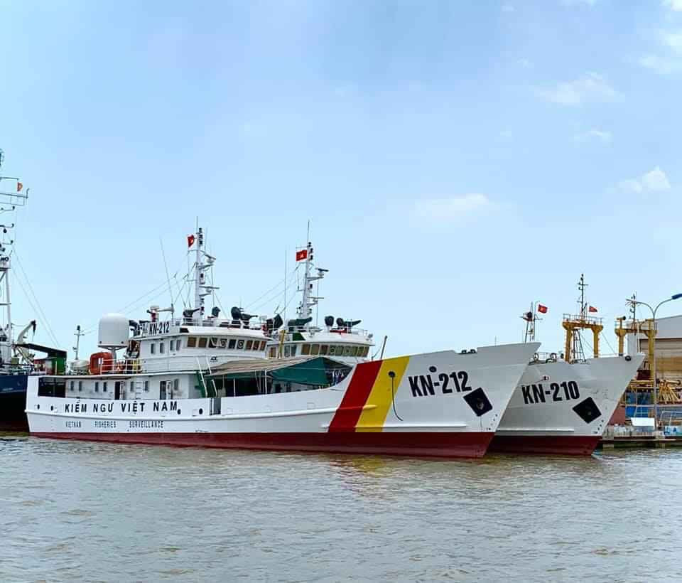 Trong đó, đội tàu chiếm số lượng đông đảo nhất hiện nay của Kiểm ngư Việt Nam là lớp TK-1482C với lượng giãn nước hơn 400 tấn. Tàu được thiết kế và tự đóng mới trong nước tại nhiều nhà máy đóng tàu khác nhau, với số lượng trang bị lên tới hơn 70 chiếc đã gia nhập biên chế. Ảnh: Tàu TK-1482C của Chi đội Kiểm ngư số 2.