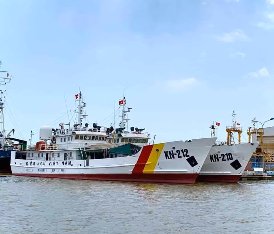 Trong đó, đội tàu chiếm số lượng đông đảo nhất hiện nay của Kiểm ngư Việt Nam là lớp TK-1482C với lượng giãn nước hơn 400 tấn. Tàu được thiết kế và tự đóng mới trong nước tại nhiều nhà máy đóng tàu khác nhau, với số lượng trang bị lên tới hơn 70 chiếc đã gia nhập biên chế. Ảnh: Tàu TK-1482C của Chi đội Kiểm ngư số 2.