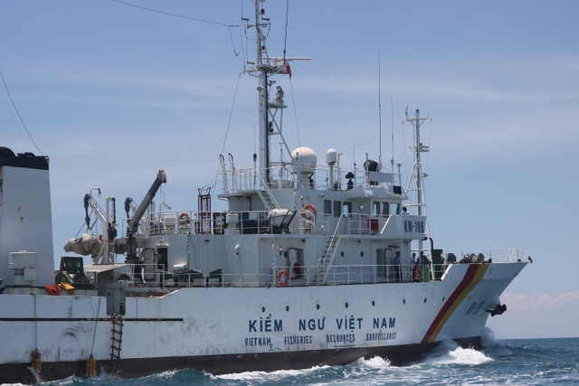 Ngoài ra, Nhật Bản cũng đã chuyển giao cho ta một số lượng các tàu tuần tra cũ đã qua sử dụng (4 chiếc), các tàu này được chia về cho Chi cục Kiểm ngư số 1 và 5 (mỗi Chi cục 2 chiếc). Các tàu này đã hỗ trợ vô cùng đắc lực, nâng cao khả năng thực thi luật nghề cá của lực lượng Kiểm ngư ta trên biển. Ảnh: Tàu KN-196 của Chi cục Kiểm ngư số 1 tuần tra trên biển. Đây là tàu do Nhật Bản chuyển giao cho ta.