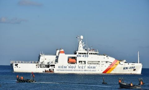 Là một lực lượng thực thi pháp luật trên biển của nước ta hiện nay, thời gian qua, Kiểm ngư Việt Nam đã được cấp trên chú trọng quan tâm đầu tư, lớn mạnh. Trong đó, lực lượng đã được trang bị số lượng lớn các tàu tuần tra chấp pháp, đủ sức bao quát vùng lãnh hải rộng lớn của Tổ quốc, hỗ trợ, bảo vệ ngư dân vươn khơi đánh bắt an toàn cũng như ngăn chặn tàu nước ngoài có hành vi xâm phạm chủ quyền. Ảnh: Tàu tuần tra KN-490 của Kiểm ngư Việt Nam tại quần đảo Trường Sa.