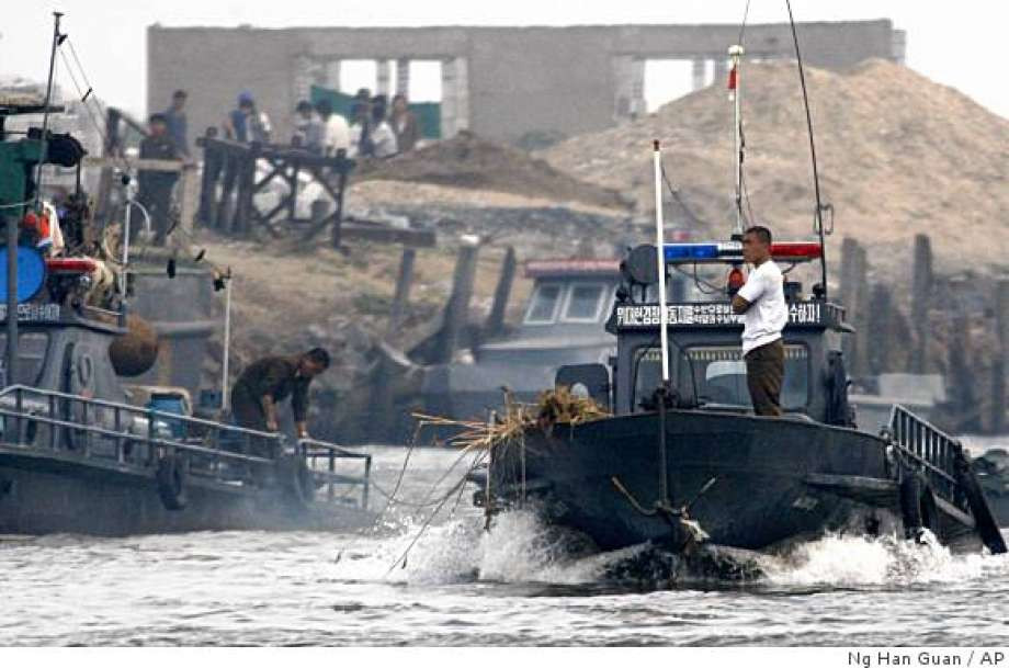 Rất có thể vụ nổ súng trên là đòn trả đũa thích đáng mà lính Triều Tiên dành cho tàu cá Trung Quốc khi mà trong tháng 7, một tàu đánh cá Trung Quốc đã đâm vào một tàu tuần tra của bộ đội Triều Tiên tại vùng châu thổ sông Yalu. Ảnh: Lính Triều Tiên với các tàu tuần tra cỡ nhỏ.