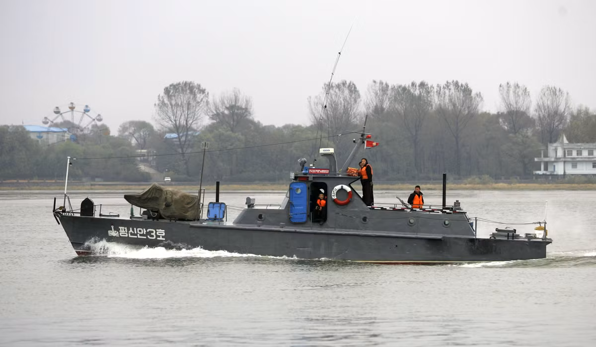 Sự việc được ghi nhận là diễn ra tại khu vực ngoài khơi bờ biển phía tây Triều Tiên, đoạn gần Haeju và Ongjin, thuộc tỉnh Nam Hwanghae. Ảnh: Lính Triều Tiên đang tuần tiễu trên sông với tàu tuần tra cỡ nhỏ.