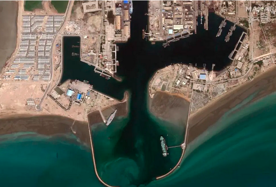 Tàu sân bay Iran bị chìm có thể được nhìn thấy từ hình ảnh vệ tinh thương mại. Bức ảnh cho thấy mô hình tàu sân bay này bị nghiêng một góc khoảng 90 độ, với mặt bên phải hướng lên trên. Ảnh: Chiếc “tàu sân bay” đang chìm dần - Nguồn: Sina