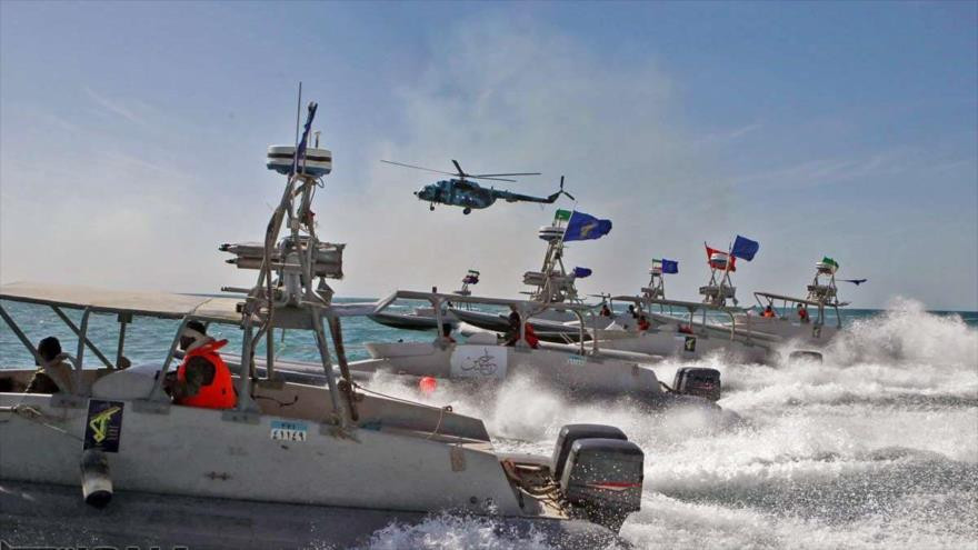 Bây giờ, Iran buộc phải cứu mô hình “tàu sân bay”; nhưng khả năng và thời gian cần thiết để trục vớt con tàu này sẽ khiến Iran có phần bất lực. Mặc dù Iran đã điều tàu và máy bay trên biển, nhưng dường như họ không có đủ khả năng trục vớt. Ảnh: Xuồng cao tốc của IRGC trong một cuộc tập trận hải quân của Iran - Nguồn: Wikipedia