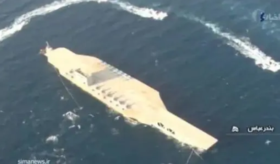 Đó cũng là một cảnh báo, chứng minh rằng Iran hoàn toàn có khả năng đánh chìm một tàu sân bay Mỹ nếu cần. Tuy nhiên, mô hình “ tàu sân bay” này thực sự là một mục tiêu được thiết kế tốt và Iran không hề có ý định đánh chìm. Ảnh: Mô hình “tàu sân bay” để hải quân Iran luyện tập - Nguồn: Sina