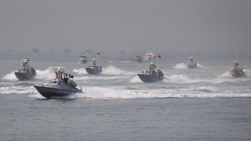 Đây có thể là lý do tại sao mô hình “tàu sân bay” được vệ tinh chụp lại. Năm ngoái, Iran đã trục vớt thành công phần lớn đống đổ nát của máy bay không người lái Global Hawk của Mỹ, bị phòng không Iran bắn rơi. Ảnh: Xuồng cao tốc của IRGC trong một cuộc tập trận hải quân của Iran - Nguồn: Wikipedia