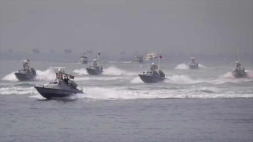 Đây có thể là lý do tại sao mô hình “tàu sân bay” được vệ tinh chụp lại. Năm ngoái, Iran đã trục vớt thành công phần lớn đống đổ nát của máy bay không người lái Global Hawk của Mỹ, bị phòng không Iran bắn rơi. Ảnh: Xuồng cao tốc của IRGC trong một cuộc tập trận hải quân của Iran - Nguồn: Wikipedia