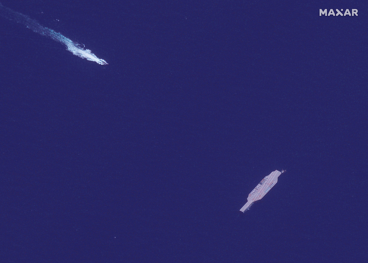 Tàu sân bay của Iran là một “mô hình” để hải quân Iran tập các phương án tiến công tàu sân bay, và nó đã bị "phá hủy" một cách tượng trưng hai lần. Nhưng bây giờ “tàu sân bay” này thực sự bị chìm, và nó chìm ở ngay lối ra vào một cảng biển quan trọng của nước này. Ảnh: Mô hình “tàu sân bay” của Iran được chụp từ vệ tinh - Nguồn: Sina