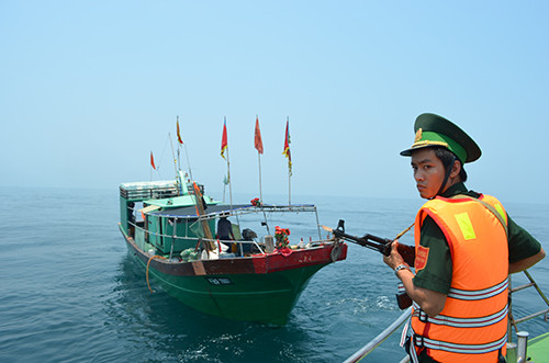 Đến 7 giờ 50 phút cùng ngày, tàu của lực lượng chức năng Việt Nam đã tiếp cận tàu cá tình nghi. Sau khi thấy tàu ta, tàu cá Trung Quốc nhanh chóng nổ máy bỏ chạy. Với khoảng 30 phát truy đuổi, đến khu vực tọa độ 17017’30’’N - 107029’00’’E cách đảo Cồn Cỏ 12 hải lý về phía đông bắc, tàu lực lượng chức năng đã áp sát và cập mạn tàu cá Trung Quốc. Ảnh: Bộ đội biên phòng Việt Nam bắt tàu cá Trung Quốc (minh họa).