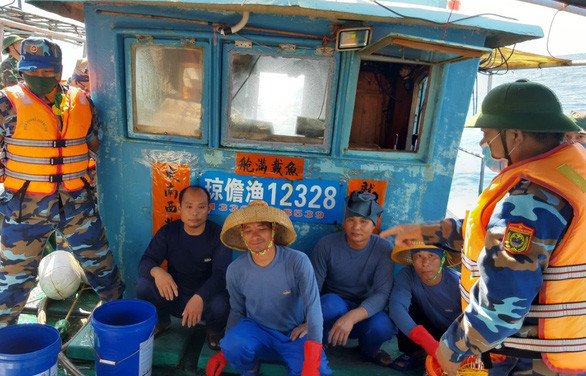 Qua kiểm tra sơ bộ, Biên phòng Quảng Trị xác định đây là tàu cá Trung Quốc mang số hiệu 12328, trên tàu có 4 thuyền viên. Lực lượng ta đã lập biên bản vi phạm theo quy định của pháp luật Việt Nam và lấy tư liệu làm bằng chứng phục vụ công tác đấu tranh bảo vệ chủ quyền biên giới trên biển sau đó đẩy đuổi tàu này ra khỏi vùng biển Việt Nam. Ảnh: Bộ đội biên phòng Quảng Trị bắt 4 ngư dân Trung Quốc trên tàu cá trái phép - Nguồn: H.T