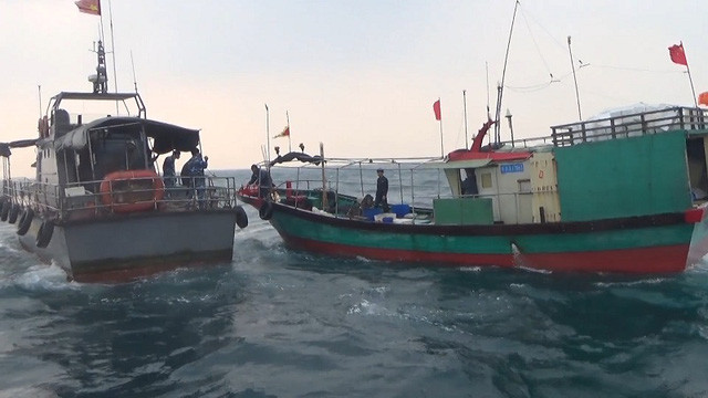 Qua xác nhận, tàu cá Trung Quốc mang số hiệu 05086 gồm 4 thuyền viên, do ông Lý Vũ Tài trú tại Hải Nam (Trung Quốc) làm thuyền trưởng. Sau khi kiểm tra hành chính, lập biên bản và xử lý theo phát luật Việt Nam, lực lượng chức năng ta cũng đã đẩy đuổi tàu cá này ra khỏi vùng biển chủ quyền của ta. Ảnh: Tàu biên phòng Việt Nam bắt giữ tàu cá Trung Quốc (minh họa).