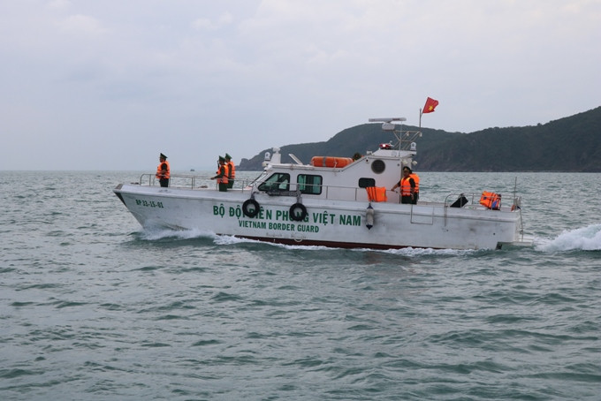 Dẫu vậy, dù cho vẫn còn nhiều khó khăn và hạn chế, tuy nhiên lực lượng bộ đội biên phòng vẫn luôn cố gắng hết sức, sẵn sàng nhận và hoàn thành mọi nhiệm vụ được giao, đảm bảo an ninh và an toàn cho khu vực biên giới quốc gia trên biển, bảo vệ ngư dân, xua đuổi và bắt giữ tàu nước ngoài vi phạm chủ quyền của ta. Hi vọng trong thời gian sắp tới, các cấp sẽ quan tâm đầu tư hơn nữa, để cho lực lượng biên phòng có những điều kiện thuận lợi hơn cho công tác đấu tranh, góp phần bảo vệ vững chắc hơn vùng biển nước ta. Ảnh: Tàu tuần tra cao tốc của bộ đội biên phòng. Video Tàu Trung Quốc đâm tàu cá Việt Nam, người dân bức xúc - Nguồn: VTC16