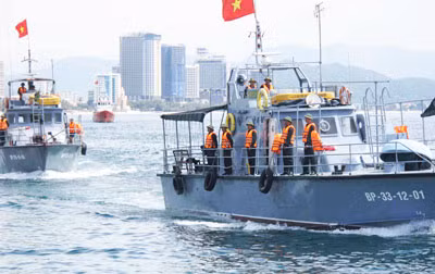 Bên cạnh đó, lực lượng chức năng của ta trong công tác đấu tranh ven bờ vẫn còn thiếu, với số lượng ít ỏi các tàu tuần tra cỡ nhỏ của các hải đội biên phòng tỉnh, cùng với các tàu của chi cục kiểm ngư trực thuộc Sở Nông nghiệp và Phát triển Nông thôn tỉnh là không đủ để bảo đảm canh giữ khu vực biển rộng lớn của tỉnh nhà, cộng với đó là các tàu cỡ nhỏ của nước ngoài là vô cùng khó phát hiện bằng radar bờ. Ảnh: Tàu biên phòng cứu kéo tàu cá ngư dân về bờ.