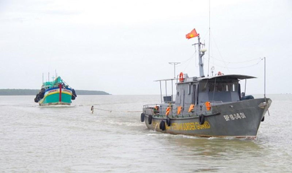 Trước đó vào ngày 25/8, sau khi tiếp nhận tin báo của đồn biên phòng Cồn Cỏ, Chi cục Thủy sản và Đồn Biên phòng Cửa Tùng đã thực hiện truy đuổi, vây bắt một tàu cá Trung Quốc khác đang đánh bắt trái phép thủy sản tại vùng biển Quảng Trị, cách đảo Cồn Cỏ 7 hải lí về phía đông nam. Ảnh: Biên đội tàu tuần tra biên phòng (minh họa).