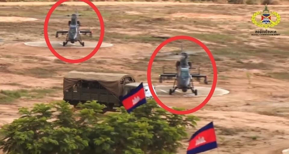 Thời gian gần đây trên mạng xã hội Campuchia rộ lên hình ảnh về sự xuất hiện bất ngờ của các trực thăng vũ trang hạng nhẹ Harbin Z-19 cực kỳ hiện đại do Trung Quốc sản xuất, dường như đang thực hiện nhiệm vụ chiến đấu. Sự việc đang thu hút được sự quan tâm của cộng đồng người đam mê quân sự, đặt ra những thắc mắc về việc quân đội Campuchia sở hữu trực thăng vũ trang có sức chiến đấu mạnh mẽ. Ảnh: Trực thăng Z-19 xuất hiện tại bãi đáp dã chiến ở Campuchia.