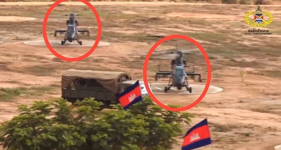 Thời gian gần đây trên mạng xã hội Campuchia rộ lên hình ảnh về sự xuất hiện bất ngờ của các trực thăng vũ trang hạng nhẹ Harbin Z-19 cực kỳ hiện đại do Trung Quốc sản xuất, dường như đang thực hiện nhiệm vụ chiến đấu. Sự việc đang thu hút được sự quan tâm của cộng đồng người đam mê quân sự, đặt ra những thắc mắc về việc quân đội Campuchia sở hữu trực thăng vũ trang có sức chiến đấu mạnh mẽ. Ảnh: Trực thăng Z-19 xuất hiện tại bãi đáp dã chiến ở Campuchia.