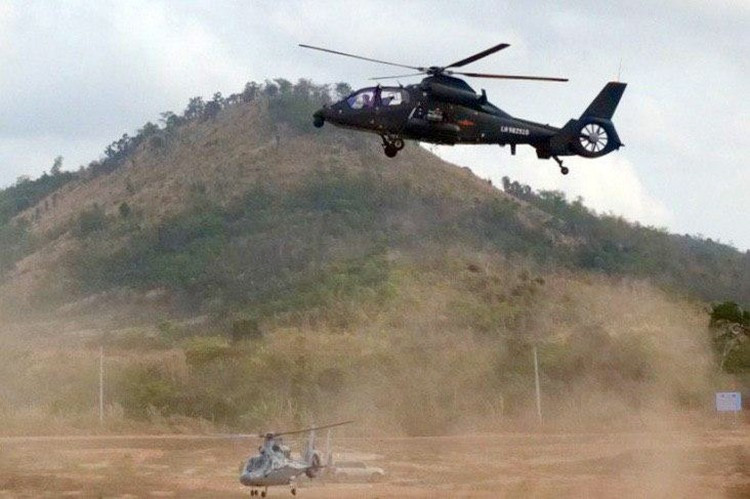 Thật ra, chân tướng sự việc không như người Campuchia mong muốn. Những chiếc trực thăng tấn công Harbin Z-19 này là của Không quân Giải phóng nhân dân Trung Quốc (PLAAF) đã đưa sang Campuchia phối hợp cùng với các lực lượng của nước bạn cùng thực hiện cuộc diễn tập chung Rồng vàng - 2020 (Golden Dragon) hồi tháng 3 năm nay, các trực thăng này sau đó cũng đã rút về nước cùng các đơn vị Trung Quốc. Ảnh: Trực thăng tấn công Z-19 (màu đen) của Trung Quốc và trực thăng Z-9 (màu xám) của Campuchia phối hợp thực hiện nhiệm vụ trong cuộc tập trận.