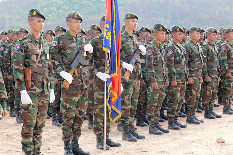 Trong thời gian qua, hữu nghị của Campuchia và Trung Quốc đang phát triển ngày càng tốt đẹp và bền chặt, nhất là trong lĩnh vực quân sự. Sự phát triển mạnh mẽ của quân đội Campuchia trong thời gian qua in đậm dấu ấn Trung Quốc, do vậy sắp tới, sẽ ngày càng có nhiều hơn những hợp đồng mua sắm vũ khí Trung Quốc của Campuchia để nâng cao hơn nữa sức mạnh quân đội của mình bởi sự ưu ái, cùng với đó là giá thành rẻ và dễ dàng vận hành. Ảnh: Khối chiến sĩ Campuchia chuẩn bị bước vào cuộc diễn tập, trên tay là súng trường Type-56 do Trung Quốc sản xuất.