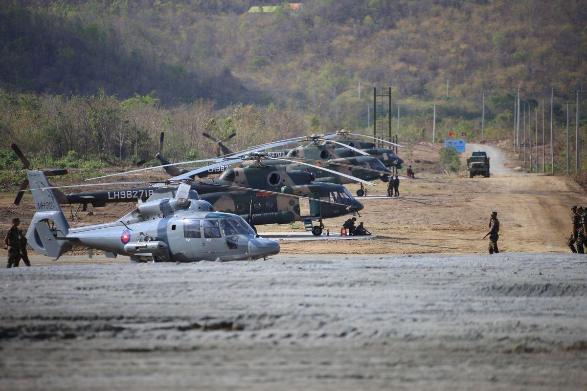 Có thể thấy rằng, trực thăng Harbin Z-9 là một loại vũ khí vô cùng được ưu chuộng của Trung Quốc trên thị trường vũ khí, đặc biệt là ở Đông Nam Á khi nó được Không quân Lào và Campuchia tin dùng. Đây cũng là sự lựa chọn hợp lý khi nó có giá thành rẻ, hình dáng đẹp, thiết kế khí động lực học tốt và nhỏ gọn, tiện lợi cho nhiều nhiệm vụ đặc thù với những nước có tiềm lực quốc phòng hạn chế. Về phía Việt Nam, quân đội ta đã chọn mẫu EC-155 là phiên bản dân sự cho nhiệm vụ vận tải, cứu hộ chính hãng của AS-365 Dauphin. Ảnh: Trực thăng Z-9 của Không quân Campuchia, phía sau là các trực thăng Mi-17 của Không quân Trung Quốc.