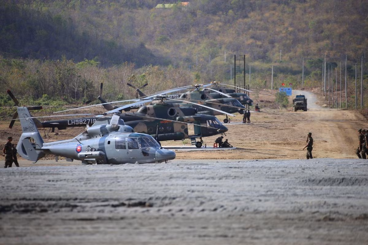 Có thể thấy rằng, trực thăng Harbin Z-9 là một loại vũ khí vô cùng được ưu chuộng của Trung Quốc trên thị trường vũ khí, đặc biệt là ở Đông Nam Á khi nó được Không quân Lào và Campuchia tin dùng. Đây cũng là sự lựa chọn hợp lý khi nó có giá thành rẻ, hình dáng đẹp, thiết kế khí động lực học tốt và nhỏ gọn, tiện lợi cho nhiều nhiệm vụ đặc thù với những nước có tiềm lực quốc phòng hạn chế. Về phía Việt Nam, quân đội ta đã chọn mẫu EC-155 là phiên bản dân sự cho nhiệm vụ vận tải, cứu hộ chính hãng của AS-365 Dauphin. Ảnh: Trực thăng Z-9 của Không quân Campuchia, phía sau là các trực thăng Mi-17 của Không quân Trung Quốc.