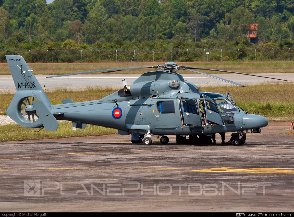 Không quân Campuchia hiện nay không hề có bất cứ một tiêm kích nào có khả năng chiến đấu, mà chỉ hoạt động bởi số ít các trực thăng và máy bay cánh bằng cho nhiệm vụ vận tải chi viện chiến thuật. Trong đó, họ đã nhập khẩu từ Trung Quốc 12 chiếc trực thăng Harbin Z-9 (đã mất 1 chiếc do tai nạn), phiên bản Trung Quốc của mẫu AS365 Dauphin nổi tiếng. Ảnh: Trực thăng Z-9 của Không quân Campuchia.