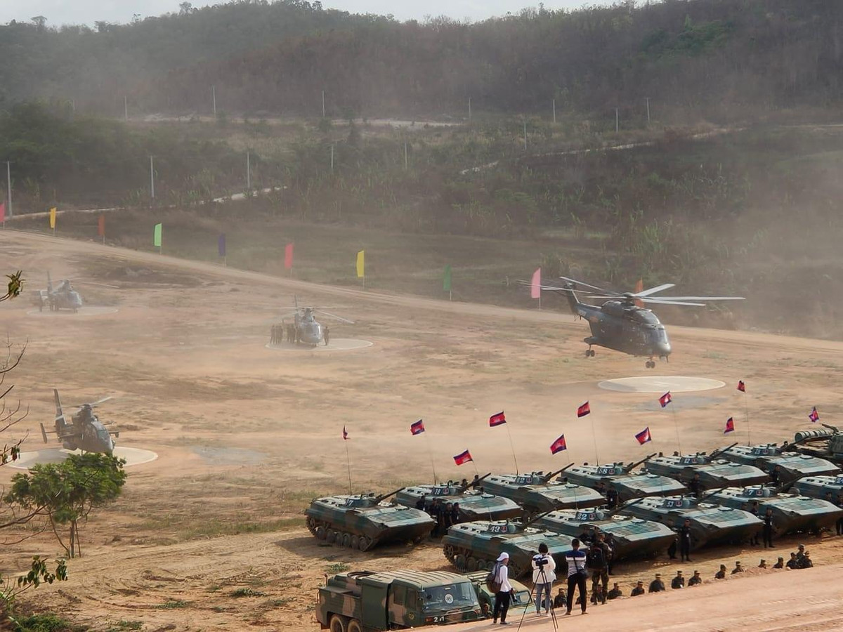 Hình ảnh Z-19 và Z-9 cùng nhiều phương tiện của quân đội Campuchia để chuẩn bị cho cuộc tập trận.