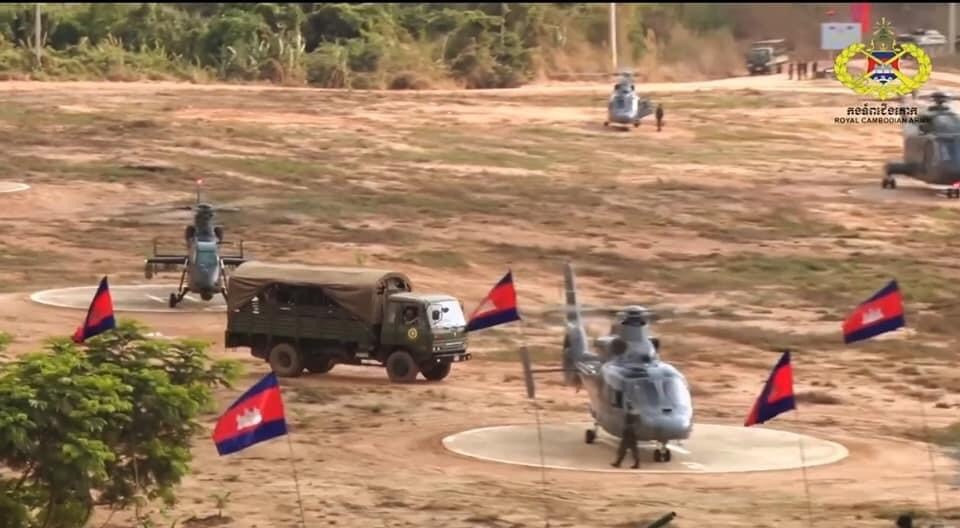 Sự sục sôi cũng đã lan tỏa ra các nước Đông Nam Á khác khi những hình ảnh xuất hiện rộng rãi hơn nữa trong các diễn đàn quân sự ASEAN, khiến người đam mê quân sự đặc biệt là ở Việt Nam và Thái Lan choáng ngợp, không ngừng đồn đoán về khả năng quân độ Campuchia sử hữu món vũ khí diệt tăng cực kỳ nguy hiểm này. Ảnh: Bãi đáp trực thăng dã chiến với các trực thăng Z-9 và Z-19 tại Campuchia.